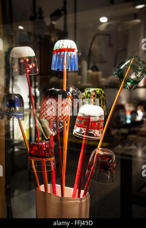 Une vitrine en verre coloré fait main sur l'île voisine de Murano (célèbre pour sa fabrication de verre) à Venise, dans le nord de l'Italie Banque D'Images