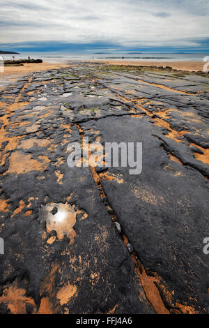 La réflexion du soleil dans une piscine dans les rochers sur la plage de Fanore dans le Burren, comté de Clare, Irlande Banque D'Images