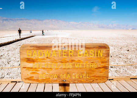 Bassin de Badwater dans Death Valley National Park, en Californie, le point le plus bas aux États-Unis à 282 pieds au-dessous du niveau de la mer. Banque D'Images