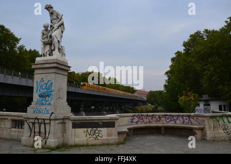 Couvre d'une balustrade, Graffiti, banc et base de statue à côté d'un arrêt de train à Berlin, Allemagne. Banque D'Images