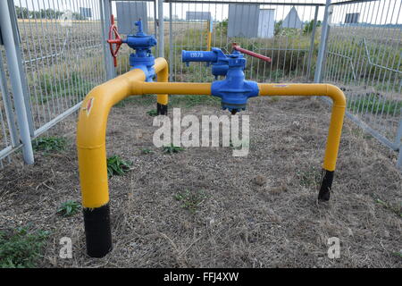 Le loquet situé sur le gazoduc souterrain protégé par une clôture. Banque D'Images