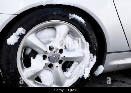 Roue de voiture recouverte de neige - Virginia USA Banque D'Images