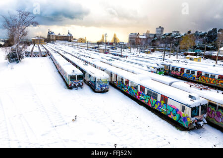 Journée d'hiver de vieux trains inutilisés graffiti sur la ligne désaffectée sont en attente d'être utilisé à la gare de Haydarpasa Banque D'Images