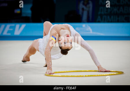 Kiev, UKRAINE - le 30 août 2013 : Ganna Rizatdinova de l'Ukraine lors du spectacle 32e Championnat du Monde de Gymnastique Rythmique (indiv Banque D'Images