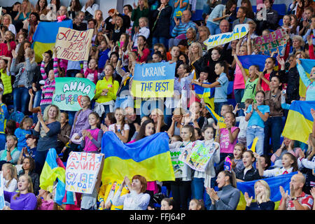 Kiev, UKRAINE - le 30 août 2013 : soutenir la gymnastes durant 32e Championnat du Monde de Gymnastique rythmique Banque D'Images