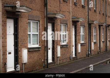 Une rangée d'habitations mitoyennes identiques dans une rue de South West England, UK Banque D'Images