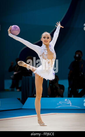 Kiev, UKRAINE - le 30 août 2013 : Marina Durunda d'Azerbaïdjan effectue au cours de 32e Championnat du Monde de Gymnastique Rythmique (indiv Banque D'Images