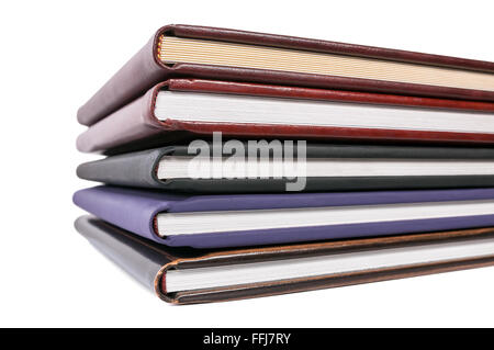 Pile de livres en cuir isolé sur fond blanc avec clipping path Banque D'Images