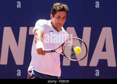 Buenos Aires, Argentine. 14Th Feb 2016. Nicolas Almagro Espagne hits un retour à joueur de tennis autrichien Dominic Thiem durant la finale de l'ATP ARGENTINE Ouvrir dans Buenos Aires, capitale de l'Argentine, le 14 février, 2016. Nicolas Almagro a perdu 1-2. Crédit : Martin Zabala/Xinhua/Alamy Live News Banque D'Images