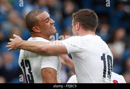 Rome, Italie. 14Th Feb 2016. L'Angleterre Jonathan Joseph, gauche, célèbre avec coéquipier George Ford après avoir marqué un essai pendant les Six Nations rugby union match international entre l'Italie et l'Angleterre . Où l'Angleterre bat l'Italie au score à 39-9 au stade olympique de Rome : Crédit Riccardo De Luca/Pacific Press/Alamy Live News Banque D'Images