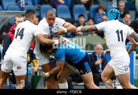 Rome, Italie. 14Th Feb 2016. L'Angleterre Jonathan Joseph est contestée par l'Italie, Michele Campagnaro lors des Six Nations rugby union match international entre l'Italie et l'Angleterre . Où l'Angleterre bat l'Italie au score à 39-9 au stade olympique de Rome : Crédit Riccardo De Luca/Pacific Press/Alamy Live News Banque D'Images