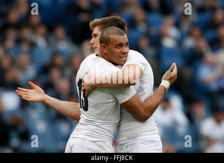 Rome, Italie. 14Th Feb 2016. L'Angleterre Jonathan Joseph, gauche, célèbre avec coéquipier George Ford après avoir marqué un essai pendant les Six Nations rugby union match international entre l'Italie et l'Angleterre . Où l'Angleterre bat l'Italie au score à 39-9 au stade olympique de Rome : Crédit Riccardo De Luca/Pacific Press/Alamy Live News Banque D'Images