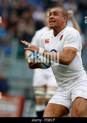 Rome, Italie. 14Th Feb 2016. L'Angleterre Jonathan Joseph tourne sur sa façon de marquer un essai pendant les Six Nations rugby union match international entre l'Italie et l'Angleterre . Où l'Angleterre bat l'Italie au score à 39-9 au stade olympique de Rome : Crédit Riccardo De Luca/Pacific Press/Alamy Live News Banque D'Images