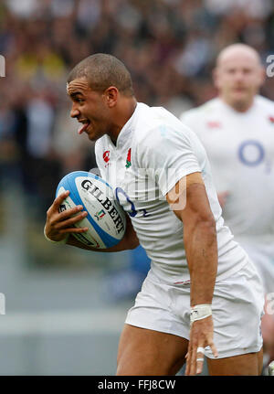 Rome, Italie. 14Th Feb 2016. L'Angleterre Jonathan Joseph tourne sur sa façon de marquer un essai pendant les Six Nations rugby union match international entre l'Italie et l'Angleterre . Où l'Angleterre bat l'Italie au score à 39-9 au stade olympique de Rome : Crédit Riccardo De Luca/Pacific Press/Alamy Live News Banque D'Images