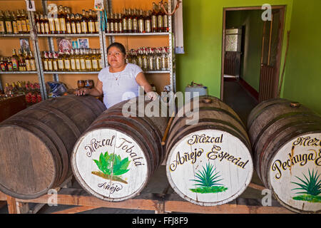 Matatlán Santiago, Oaxaca, Mexique - une femme vend au mezcal une distillerie. Banque D'Images