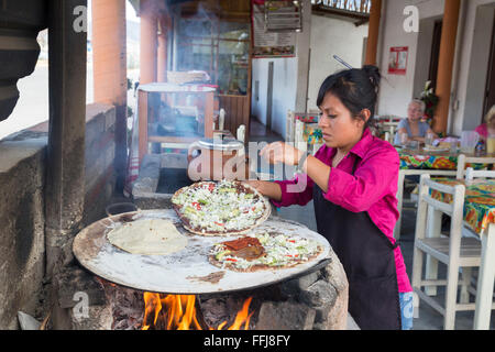 Matatlán Santiago, Oaxaca, Mexique - un travailleur fait tlayudas sur un comal dans un restaurant d'Oaxaca. Banque D'Images