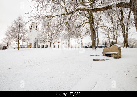 La neige a couvert une partie de la ville et l'entrepôt Banque D'Images