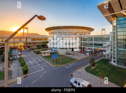 L'aéroport de Santiago. Santiago de Chile Comodoro Arturo Merino Benítez de l'Aéroport International d'extérieur au coucher du soleil. Banque D'Images