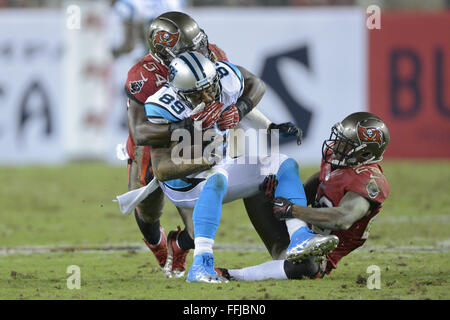 Tampa, FL, USA. 24 Oct, 2013. Panthers le receveur Steve Smith (89) est abordé par Tampa Bay Buccaneers secondeur extérieur Lavonte David (54) et Leonard Johnson évoluait (29) pendant les Panthers 21-6 victoire contre les Buccaneers chez Raymond James Stadium le 24 octobre 2013, à Tampa, en Floride. ZUMA PRESS/Scott A. Miller © Scott A. Miller/ZUMA/Alamy Fil Live News Banque D'Images