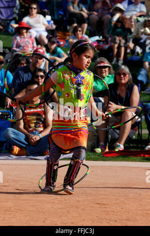 Phoenix, Arizona, USA. 14 Février, 2016. Rylee Sandberg participe à la finale du Championnat du Monde 27e édition du concours de danse du cerceau. Crédit : Jennifer Mack/Alamy Live News Banque D'Images