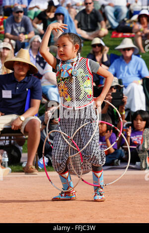 Phoenix, Arizona, USA. 14 Février, 2016. Kailyne Jenson participe à la finale du Championnat du Monde 27e édition du concours de danse du cerceau. Crédit : Jennifer Mack/Alamy Live News Banque D'Images