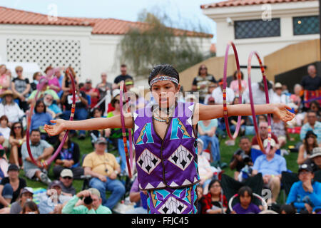 Phoenix, Arizona, USA. 14 Février, 2016. Josiah Enrique participe à la finale du Championnat du Monde 27e édition du concours de danse du cerceau. Crédit : Jennifer Mack/Alamy Live News Banque D'Images