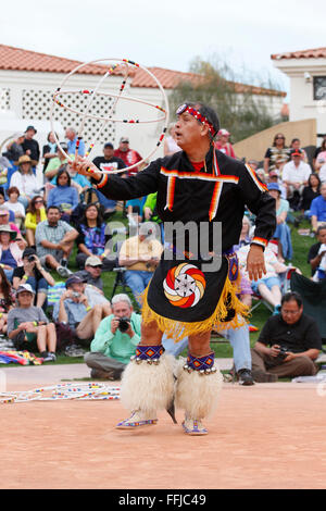 Phoenix, Arizona, USA. 14 Février, 2016. Terry Goedel participe à la finale du Championnat du Monde 27e édition du concours de danse du cerceau. Crédit : Jennifer Mack/Alamy Live News Banque D'Images