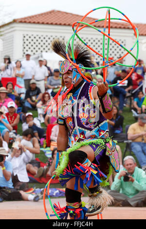 Phoenix, Arizona, USA. 14 Février, 2016. Brian Hammill participe à la finale du Championnat du Monde 27e édition du concours de danse du cerceau. Crédit : Jennifer Mack/Alamy Live News Banque D'Images