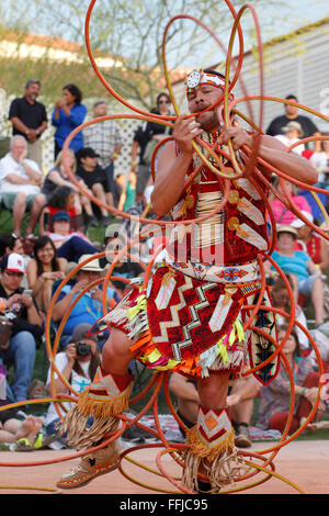 Phoenix, Arizona, USA. 14 Février, 2016. Dallas Arcand participe à la finale du Championnat du Monde 27e édition du concours de danse du cerceau. Crédit : Jennifer Mack/Alamy Live News Banque D'Images