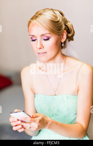 Belle jeune fille jouant du téléphone mobile Banque D'Images