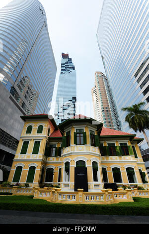 Maison sur Sathorn restaurant installé dans un bel immeuble ancien à la gratte-ciel Saint James derrière elle. Banque D'Images