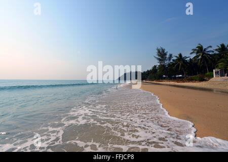 Une belle et longue plage de Ban Krut, Thaïlande. Banque D'Images