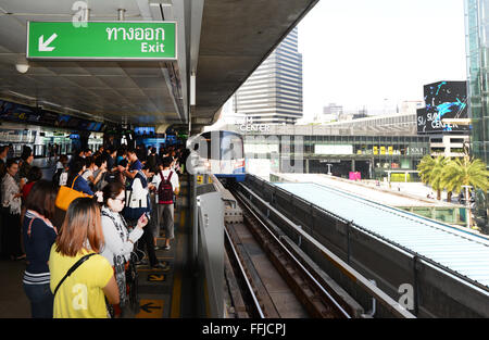 Passagers attendant le BTS skytrain au Siam m2 station à Bangkok. Banque D'Images