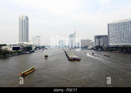 Les péniches et bateaux sur la rivière Chao Phraya à Bangkok. Banque D'Images