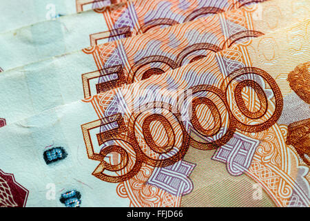 Pile de billets de banque au rouble russe au 5000 Cinq mille grands dénomination. Grande zone de développement économique ou des finances, en fonction copy space Banque D'Images