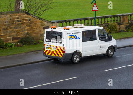 Fourgon de police de l'unité de mesure de la caméra cachée de la vitesse du véhicule à moteur pour vérifier le respect de la limite de vitesse Banque D'Images