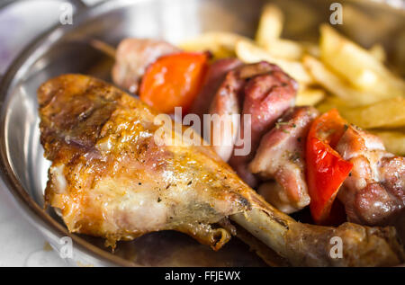 Pilons de poulet grillés, viandes à la broche cuit et frites. Banque D'Images