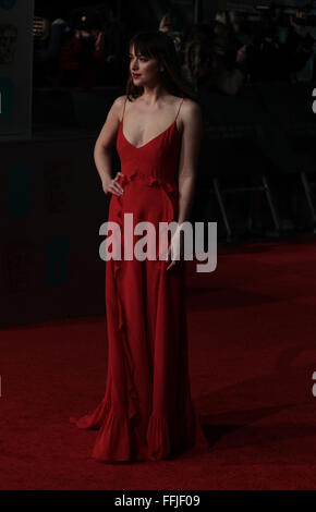 Londres - DEC 14, 2016 : Dakota Johnson assiste à la BAFTA EE British Academy Film Awards au Royal Opera House le Feb 14, 2016 Banque D'Images