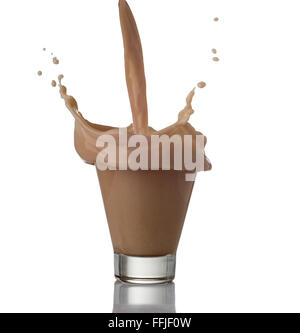 Le chocolat au lait splash isolated over white background Banque D'Images