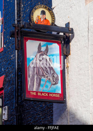 Enseigne de pub DU CHEVAL NOIR Patrimoine Tetley Public House Church Street Whitby, North Yorkshire Angleterre Banque D'Images