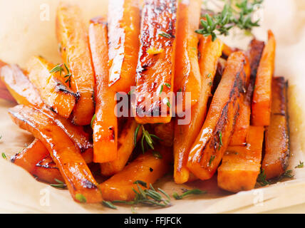 Frites de patates douces d'Orange fait maison. Selective focus Banque D'Images