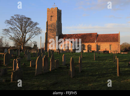 La fin de l'après-midi l'hiver lumière dorée tombe sur Saint John the Baptist Church, Rogue, Suffolk, Angleterre, RU Banque D'Images