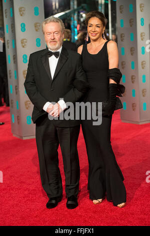 Londres, Royaume-Uni. 14 Février, 2016. Réalisateur Ridley Scott et Giannina Facio arrivent à l'EE British Academy Film Awards, BAFTA Awards, au Royal Opera House de Londres, Angleterre, le 14 février 2016. Dpa : Crédit photo alliance/Alamy Live News Banque D'Images