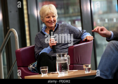 Le journal The Guardian's Julia Eccleshare photographié à la bibliothèque de Brighton Jubliee pour chat Children's Laureate Chis Riddell. Banque D'Images