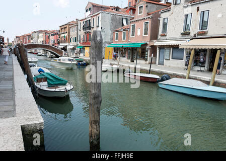 Un canal à Murano près de Venise en Italie. Murano est célèbre pour sa verrerie. Banque D'Images