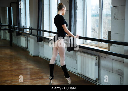 Young Beautiful woman standing on poite dans classe de ballet Banque D'Images