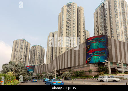 JAKARTA - le 10 août : les immeubles de bureaux et un centre commercial à Jakarta. 10 août 2015 à Jakarta, Indonésie. Banque D'Images