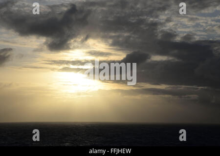 Ciel tôt le matin dans l'océan Pacifique Sud 2000 milles de Tahiti, Banque D'Images