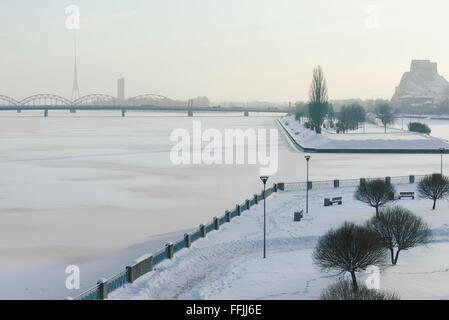 Sous le pont, la rivière Daugava Riga, Latviya Banque D'Images