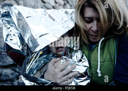 Les médecins à aider les réfugiés après avoir traversé les 7 kilomètres de distance du littoral turc de Lesvos. Banque D'Images